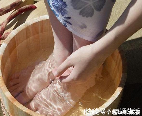 油腻食物|湿气重，伸伸舌头便知！想要湿气不“缠身”，牢记“3多3少”