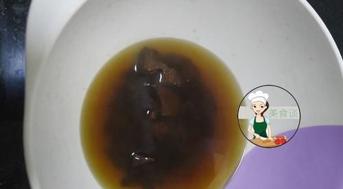 红糖发糕配方简单，做法也不难，蒸一蒸，香甜绵软，儿子早餐爱吃