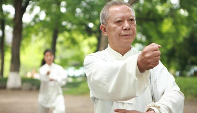 人过了50岁,高压160、低压100需要吃降压药吗?听听医生怎么说