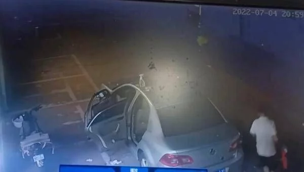 山東一轎車撞牆後小夥滅火救人，街道為其申報見義勇為