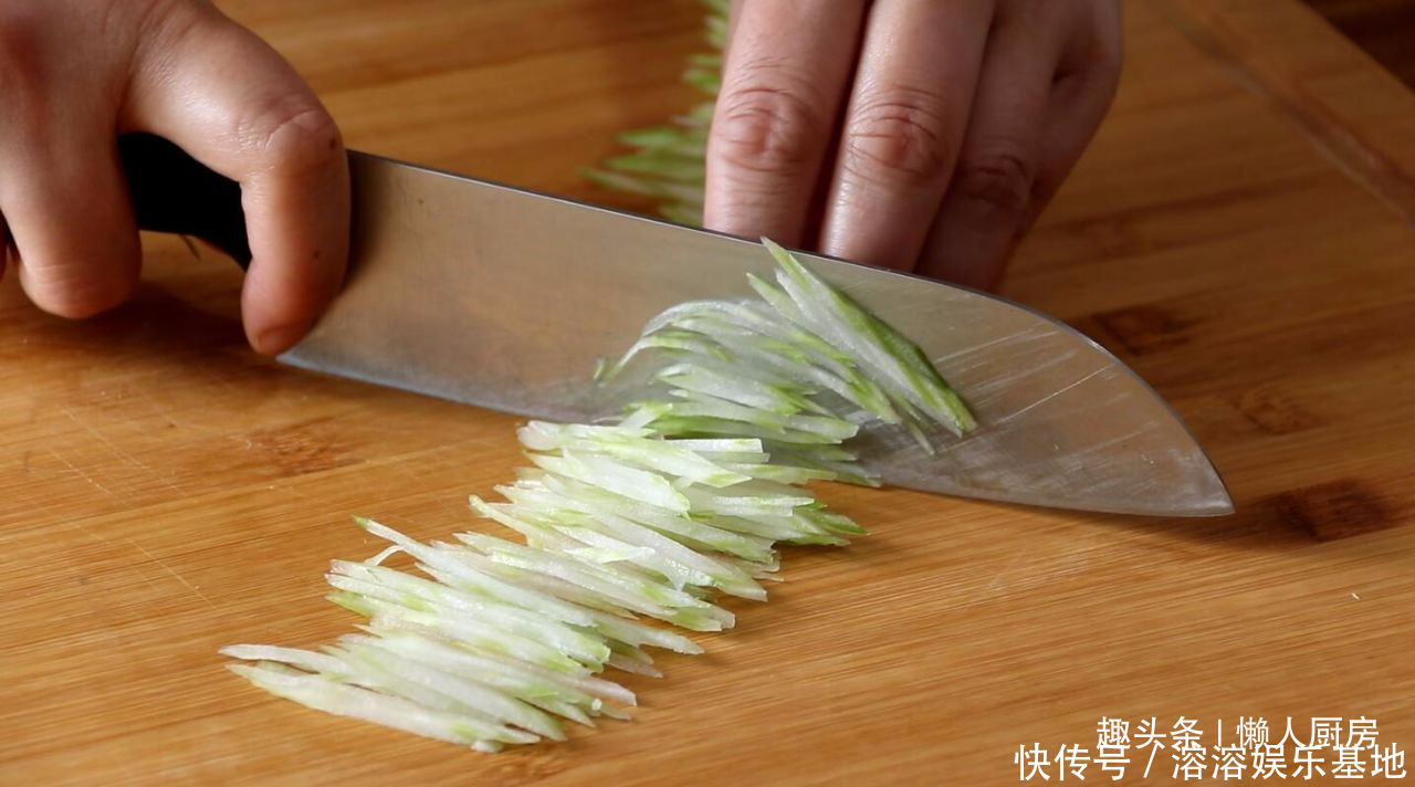 凉拌|夏天最爱吃的凉拌菜,2根芹菜,一点大蛏王,教你做一盘凉拌蛏子