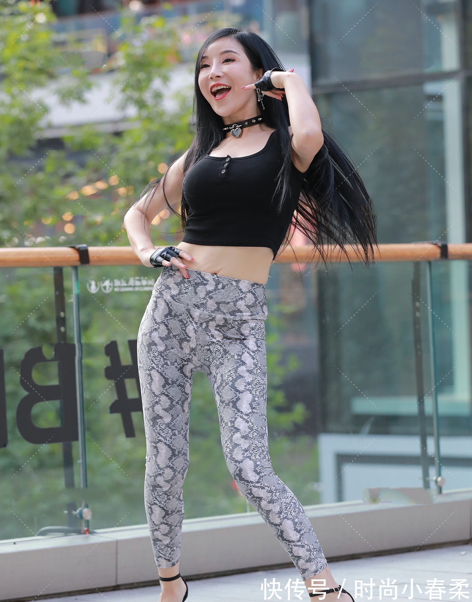 高跟鞋 黑色修身背心搭配浅灰色花纹健美裤,低调内敛,时尚大气