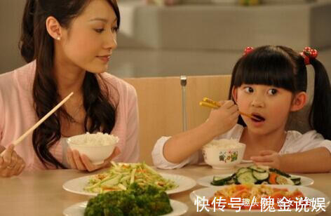 育儿|如果宝宝有这4个现象,说明宝宝可能积食了,父母要引起重视