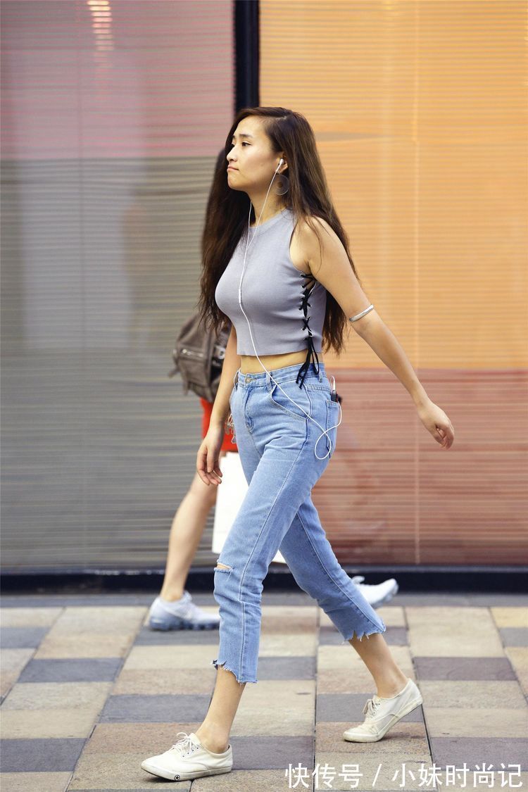 时尚 街拍:美女的牛仔裤裤脚被剪了一下,秀出小腿的位置,非常个性!
