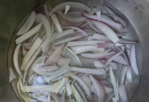 4样“天然杀虫剂”，家家户户都有，春夏拿来养花植物少遭殃