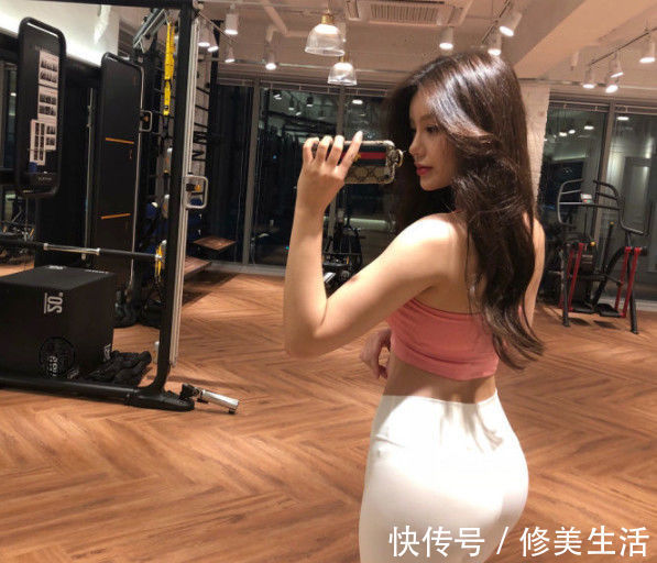 紧身裤|时尚街拍身姿丰盈的打底裤美女,纤瘦高挑,别具风格的魅力