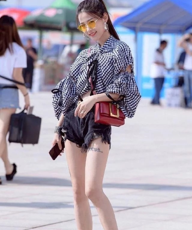 街拍:身穿黑色吊带衫的小美女,搭配白色鱼尾裙,尽显女人的魅力