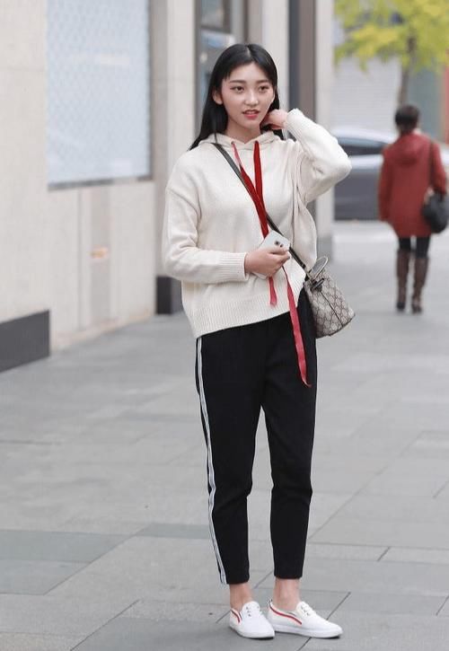乌黑|连帽卫衣+运动裤,乌黑的披肩长发,小姐姐的身材被完美展示