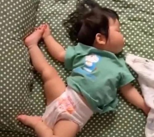 睡姿|新生儿“投降式”睡姿,需要纠正吗?知道原因后,我改变了想法