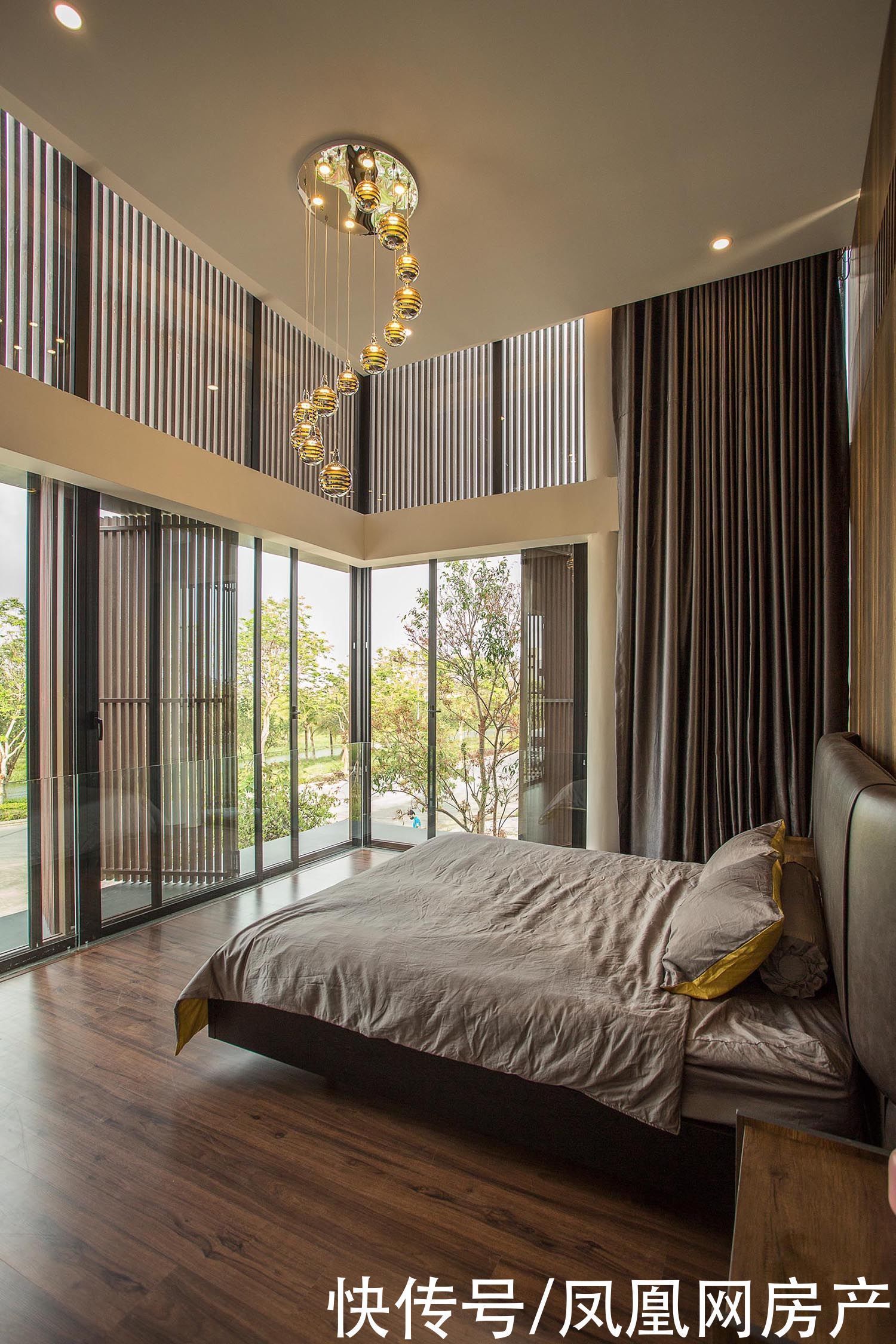 木质|这对夫妻把屋顶改造成菜园,瓜果蔬菜都吃不完,屋内还能冬暖夏凉