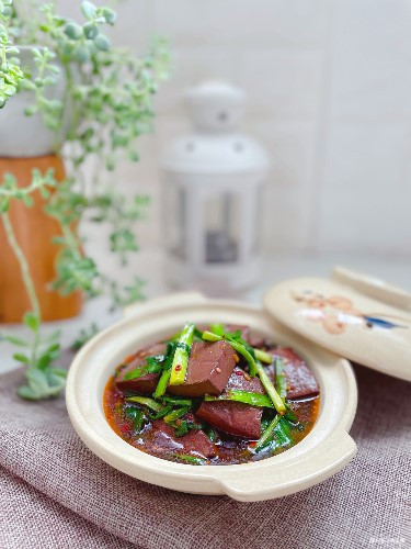 鸭血别只涮火锅两分钟教你韭菜烧鸭血，3块钱炒一盘，美味又下饭