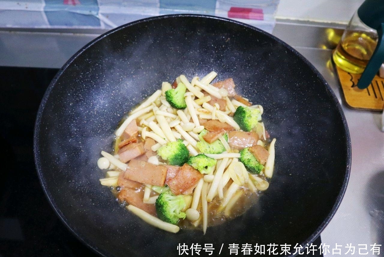 海鲜菇炒西兰花，要想春天瘦，这道菜少不了，简单方便，家常菜
