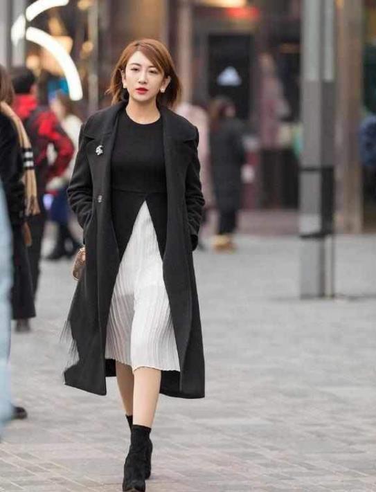 时尚|长发飘飘的小姐姐,身穿紧身连衣长裙,尽显时尚唯美好身材