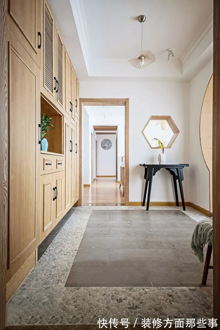 四居室|135平中式四居室,悬浮式极简的电视背景墙很时尚