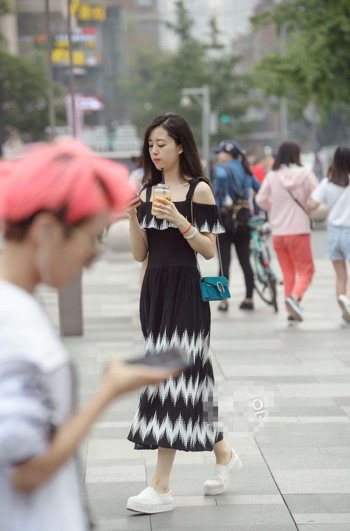 街拍: 图二的闺蜜争奇斗艳, 图一最有争议