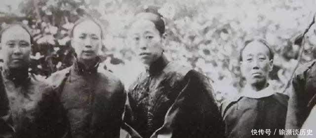 洗衣服|百年前的清朝人有多逗？洗衣服还不忘叼着一根烟，和雕像拍照的男子太傻气了