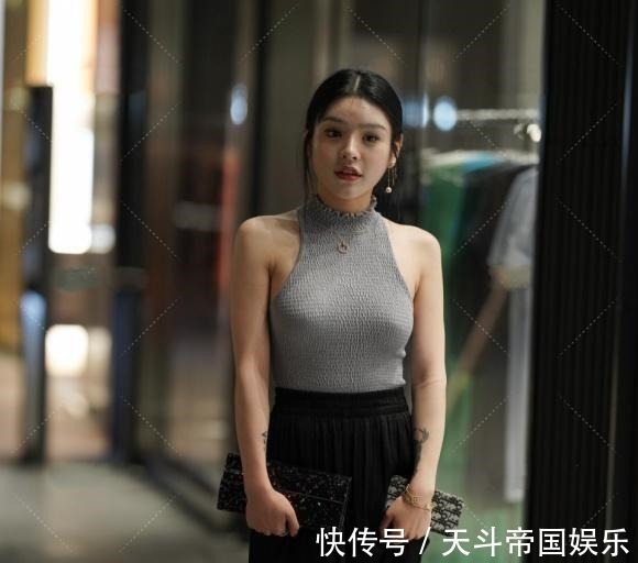 女孩 气质类型女孩的唯美的穿搭,灰色挂颈配黑色阔腿裤,优雅而迷人!