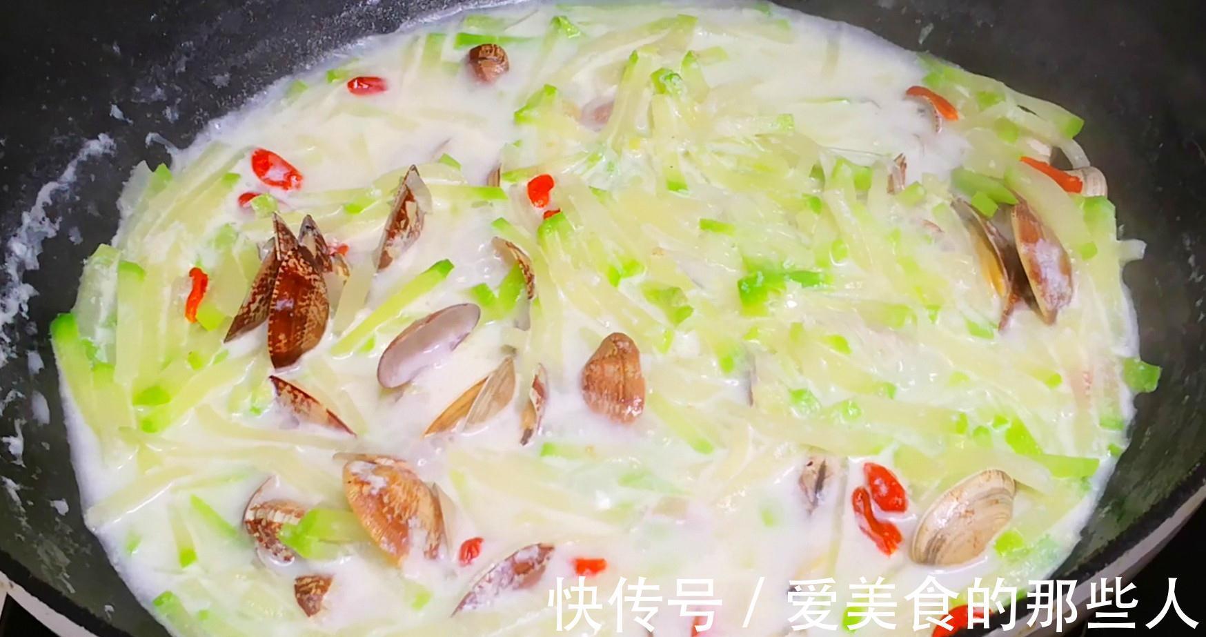 天冷了,多给家人做这汤,汤汁浓白营养足,热乎乎一大锅,太香了