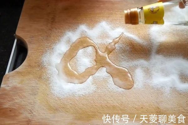 菜板只用清水洗，等于吃细菌，教你一个妙招，菜板干净不发霉