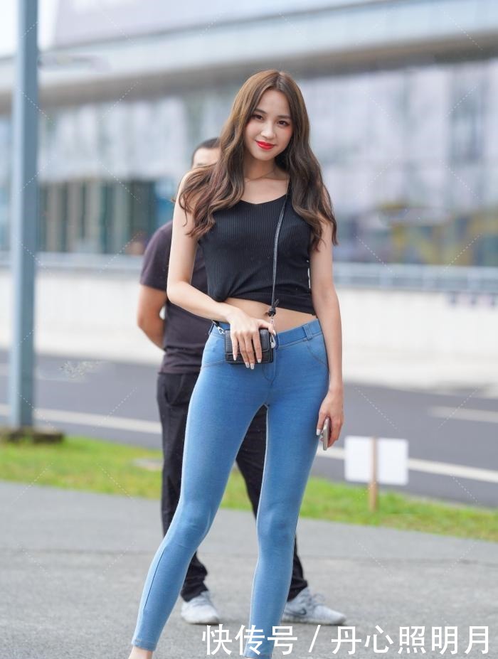 黑色针织T恤搭紧身牛仔裤,层次感就出来了,尽显柔情少女风范儿