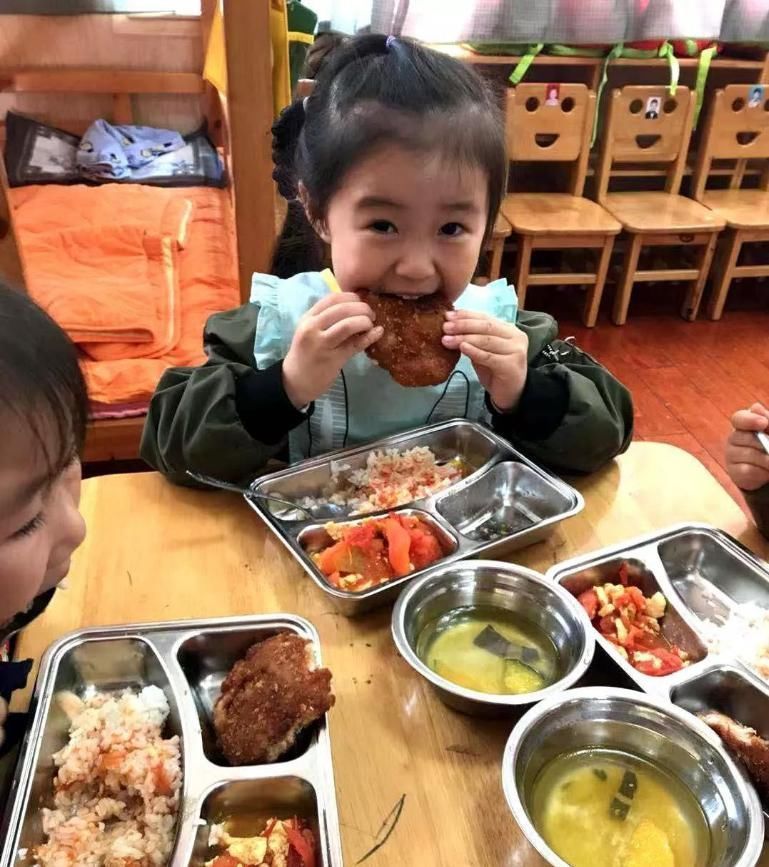 回家|孩子总说幼儿园的饭更香，回家不爱吃饭，不料看到实物妈妈难以接受