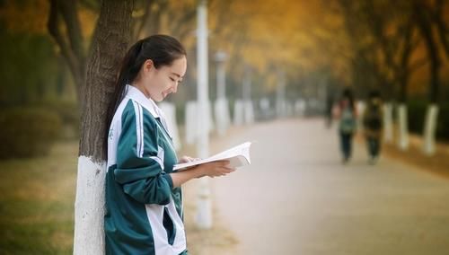 才能|怎样努力才能考研成功？女生为考研路灯下熬夜背书，加油，考研人