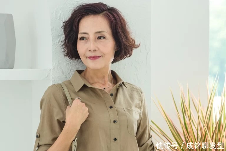 50岁女人最好放弃黑长直吧!这几位漂亮大妈精致短发,优雅又减龄