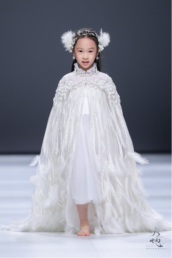 中国文化$熊英2022SS高级女装品牌发布,童模赵马馨茹、王俽冉呈现精彩秀演