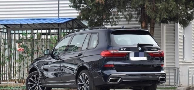 宝马X7对比奔驰GLS,一个22寸标配车轮,