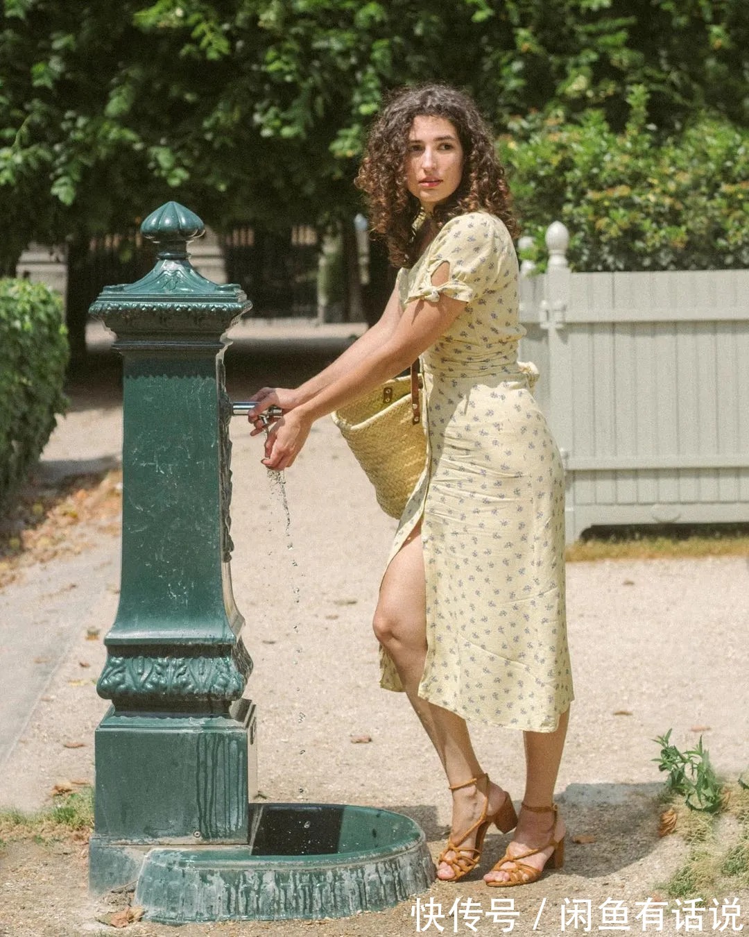 碎花|40+女人碎花裙怎么挑?跟着法国博主这样穿,微胖身材照样穿得美