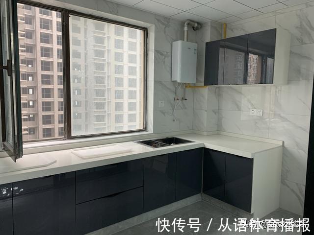 乳胶漆|她家装修花了12万，打造网红款电视墙，请木工师傅打柜子很喜欢