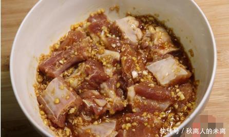 排骨焯水后变得又腥又柴?大厨:这才是正确的做法,鲜嫩无腥味