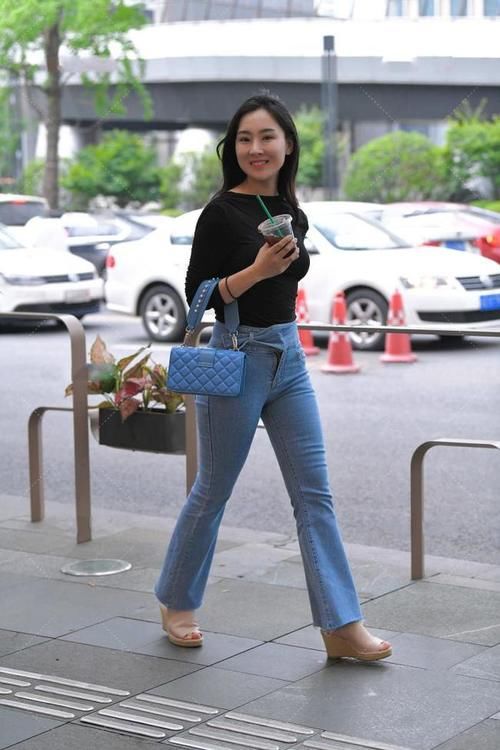 一字领黑色上衣搭配蓝色微喇叭裤,再配上坡跟凉鞋,大气又温柔