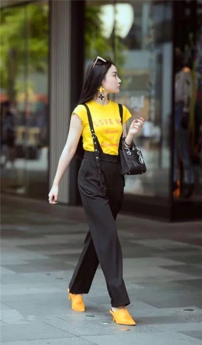 美女|美女穿黑色T恤配黑色短裤,长发披肩,尽显女王气质