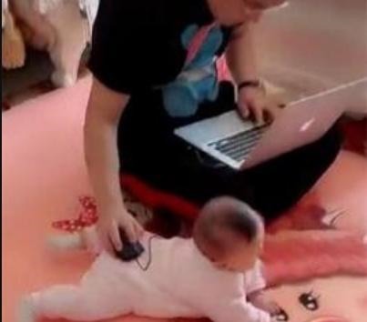 丈夫|妈妈醒来找不到娃,到客厅一看,瞬间火了,网友:来人,上搓衣板