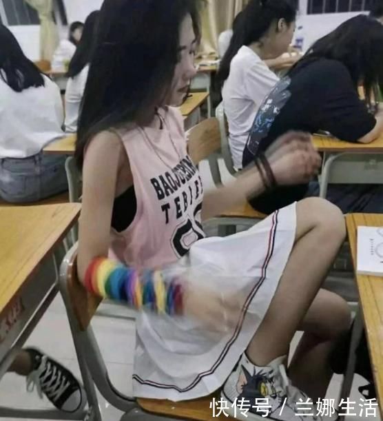 初中班里,女生自以为“很仙”的3个行为,直男照照镜子吧