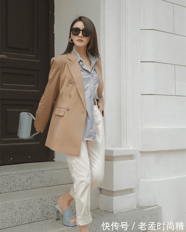 米色|穿“米色”裤子的时候,如何搭配上衣和鞋子?