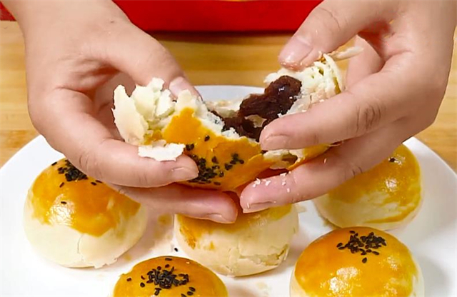 烤箱|这饼我家一周做三次,酥得掉渣,咬一口满嘴香,比蛋黄酥还好吃