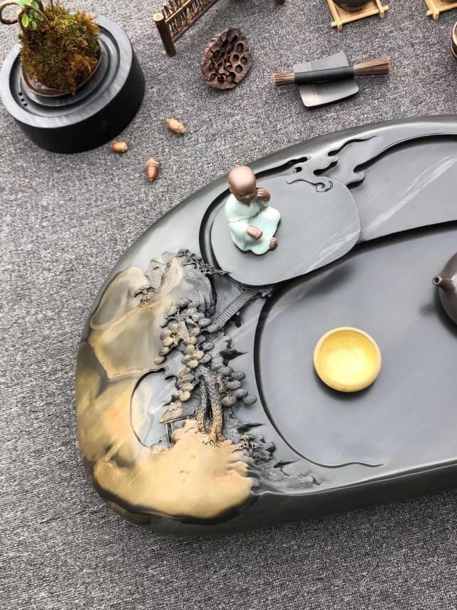 远景!籽料+金皮包裹的石头,用刀刻上山水画后,还能做成这样的茶盘?