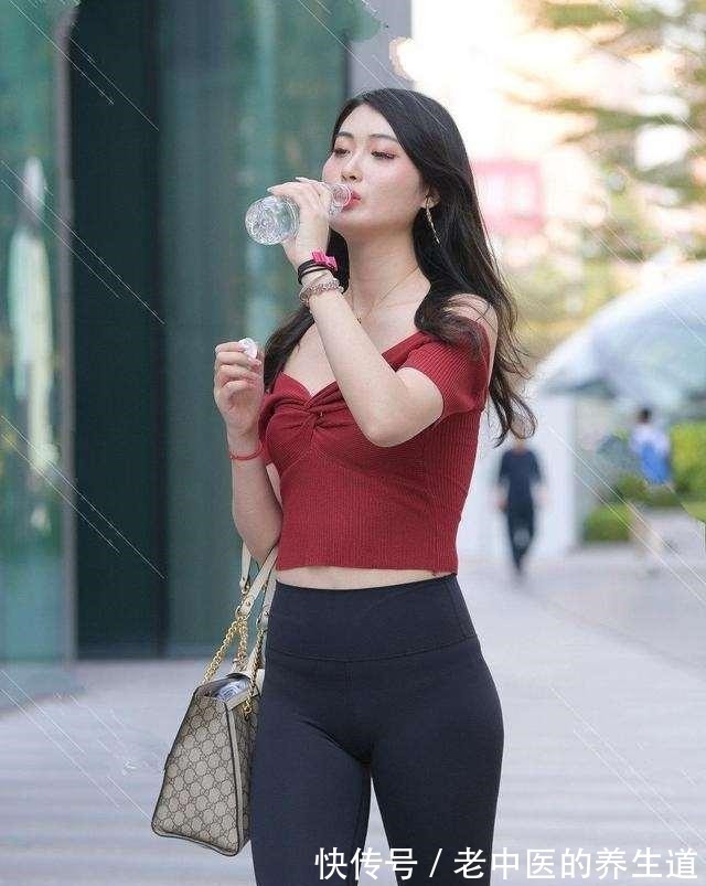 上半身 打底裤搭配简洁的鞋子显得娇美多姿,显得和蔼可亲,非常修身!