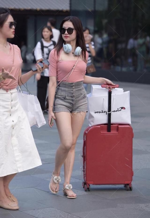 橙色|街拍：橙色与深蓝色拼接连衣裙，显得娇俏可人