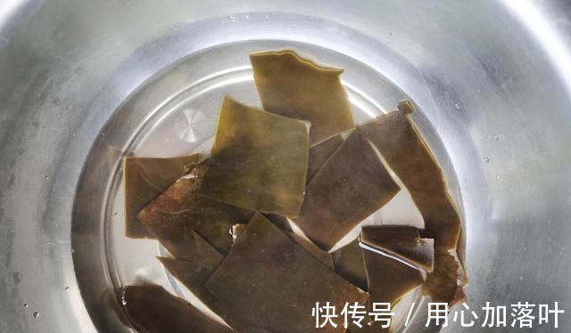 泡发海带时，切记不可只用清水，大厨教你一招，泡发快速还干净！