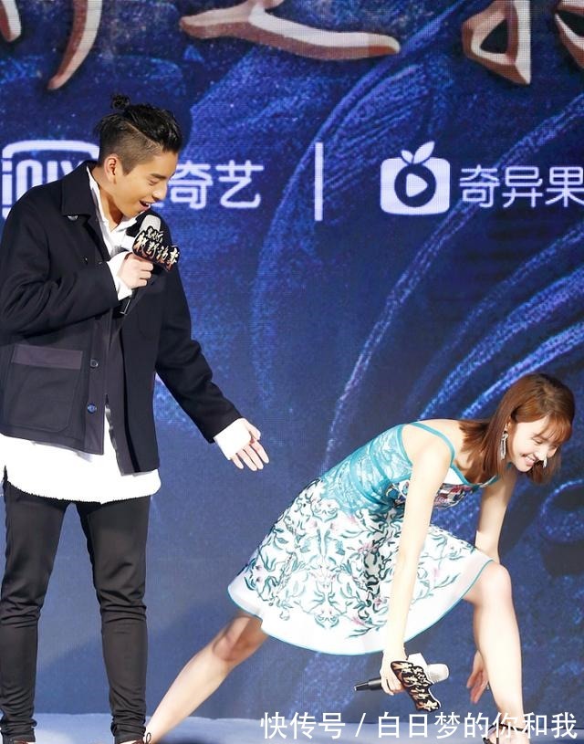 伞裙！金晨业务能力好，穿超遮肉的刺绣伞裙出镜，压腿劈叉都能轻松完成！