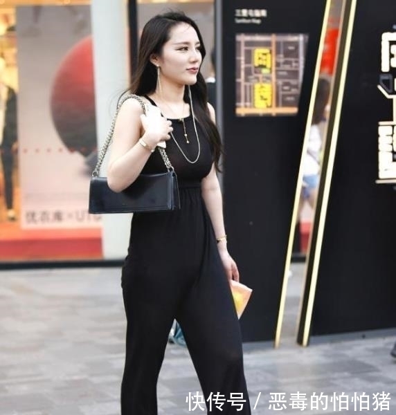 潇洒|街拍美女:身材高挑的小姐姐,简单搭配吊带裙,充满潇洒活力!