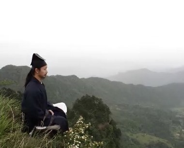 中国@他被誉为中国轻功第一人,一跃跳上四米高墙,2公里路只需5分钟