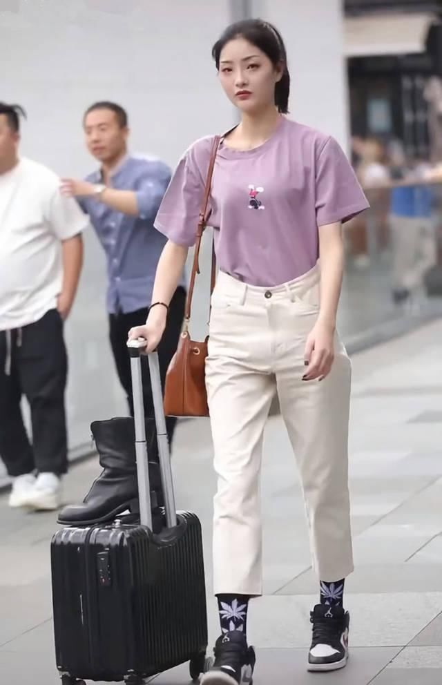 街拍美女小姐姐的搭配还是非常清爽的,双腿看上去很修长呢