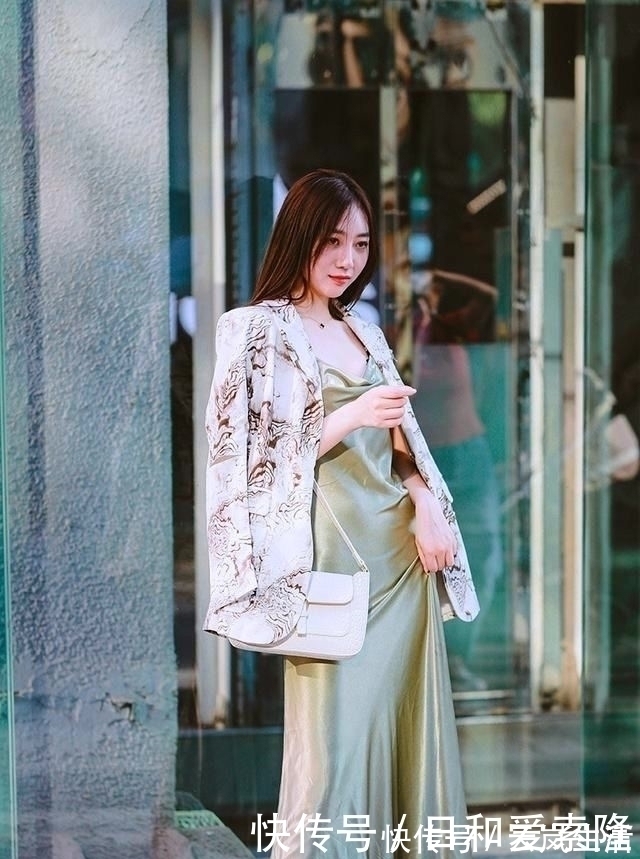 美好的时光|街拍:小心机女孩的穿搭技巧,她们的穿搭有着独特魅力和个性特征