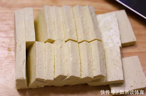 简单|小摊上的“香煎豆腐”,营养丰富,制作简单,5块钱做一锅不够吃