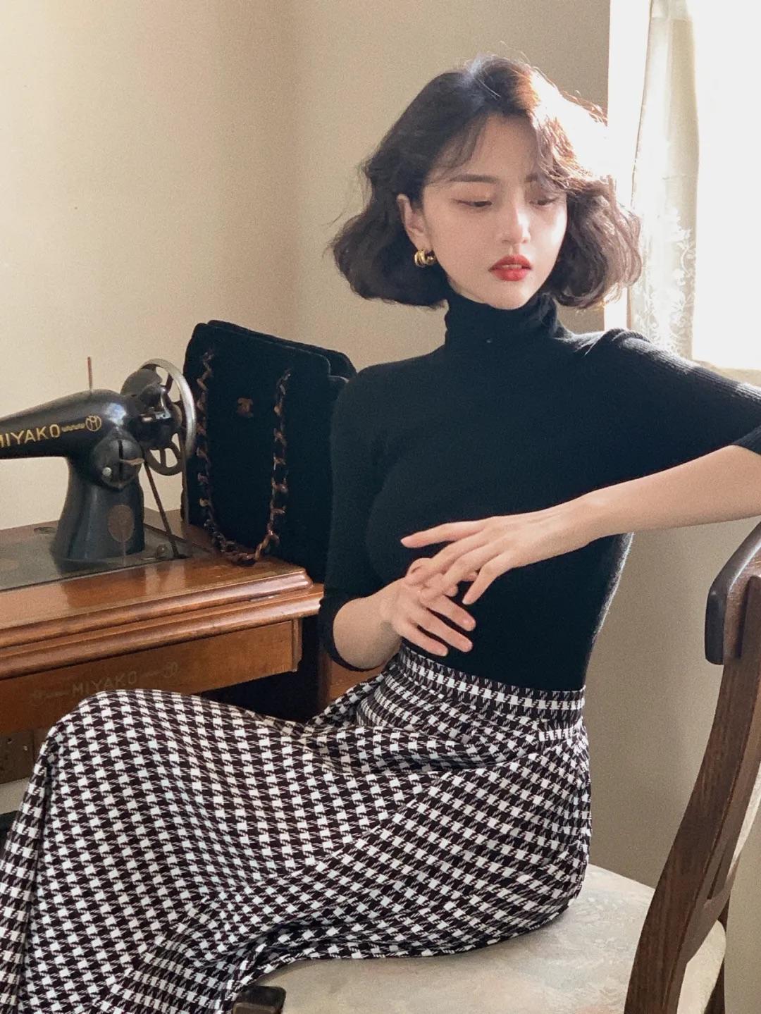 高跟鞋 秋天不一定要穿黑白灰,蓝色v领针织+半身裙,上身照样好看!