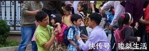 放学|去幼儿园接孩子,家长要注意“2问3不问”!来自幼儿园老师的建议